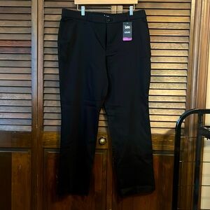 Lee women’s pants. Straight leg, mid rise, regular fit. Size 18